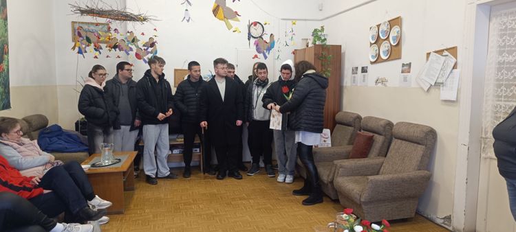 Ajándékozás az idősek klubjában